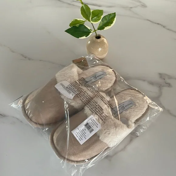 NWT Chinese Laundry Faux Fur Slippers- Holiday Giftable - Picture 2 of 7